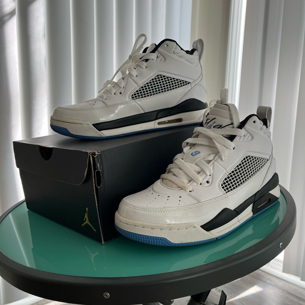 Jordan Flights in Boy 5.5 Size | Black, White & Blue